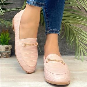 EUC PINK / BLUSH FAUX CROC GOLD TONE BUCKLE FLATS LOAFER SHOES SIZE 9